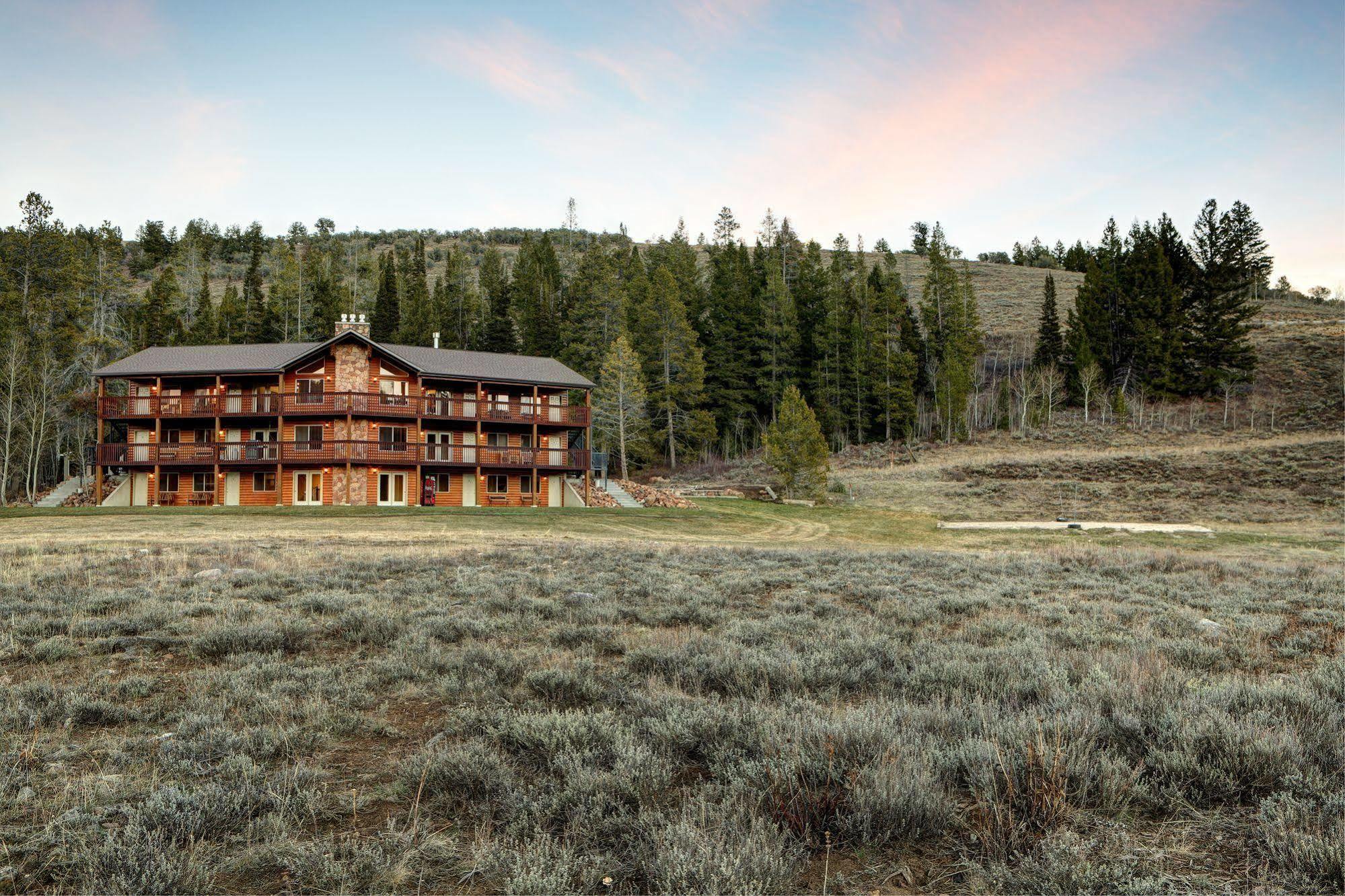 Beaver Creek Lodge Лоуган Екстериор снимка