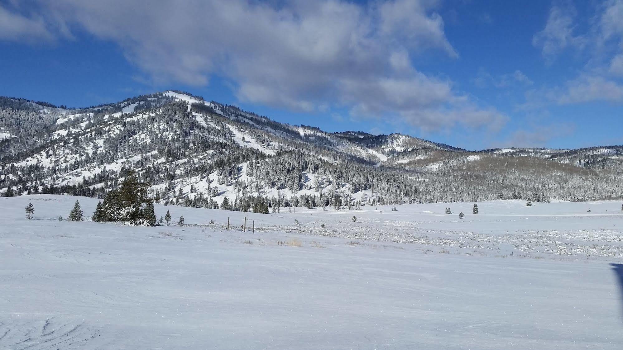 Beaver Creek Lodge Лоуган Екстериор снимка
