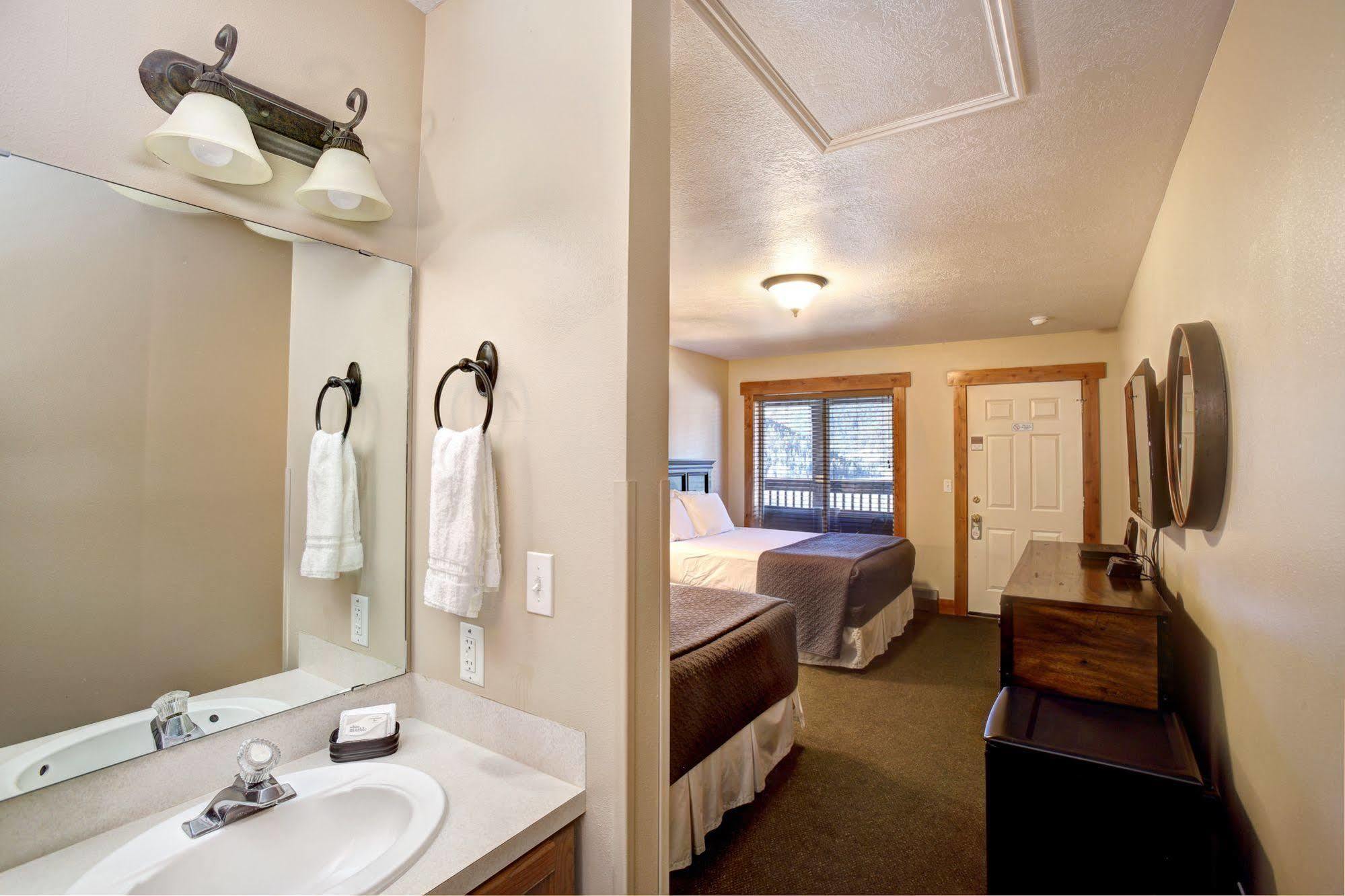 Beaver Creek Lodge Лоуган Екстериор снимка
