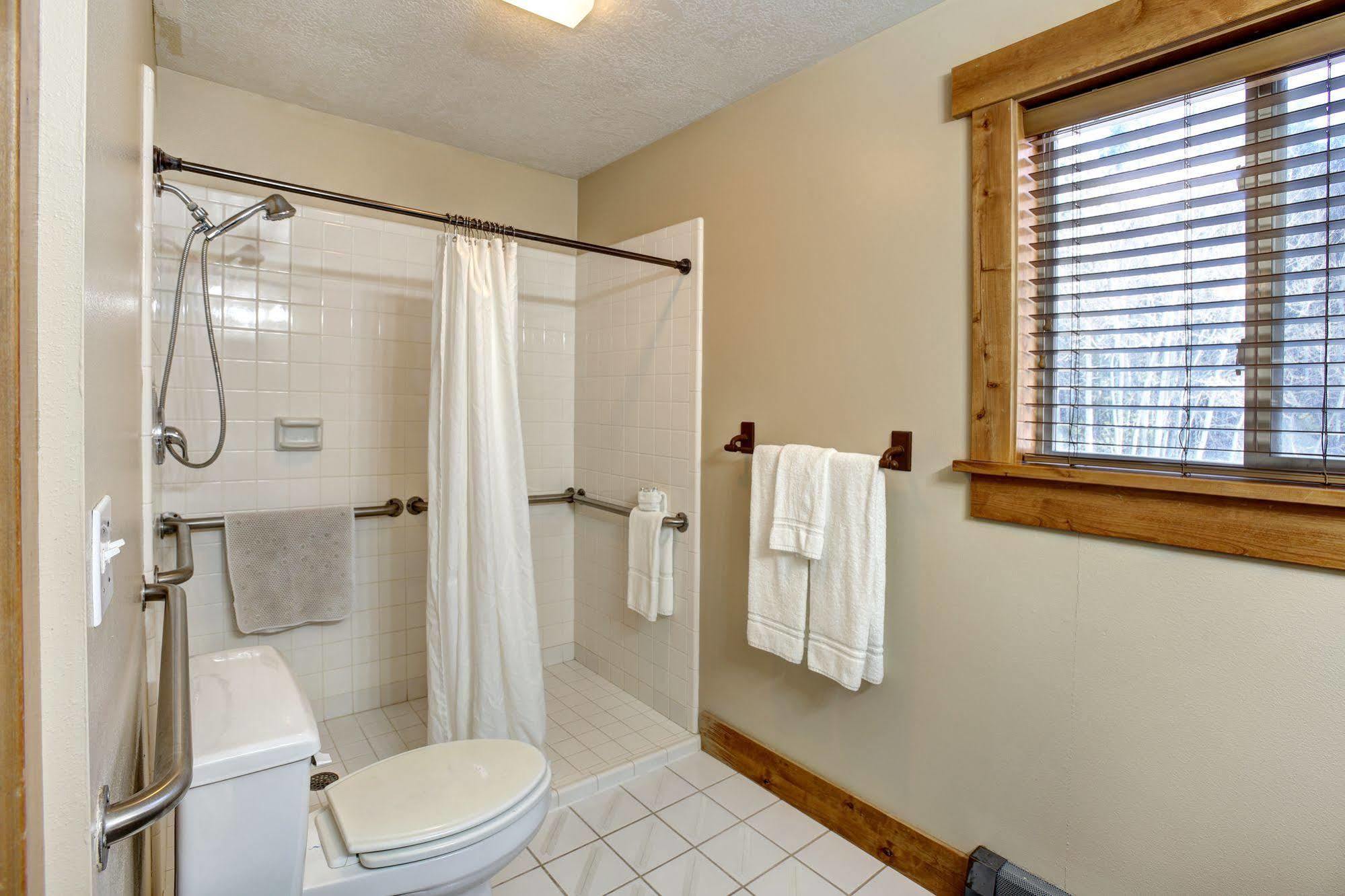 Beaver Creek Lodge Лоуган Екстериор снимка