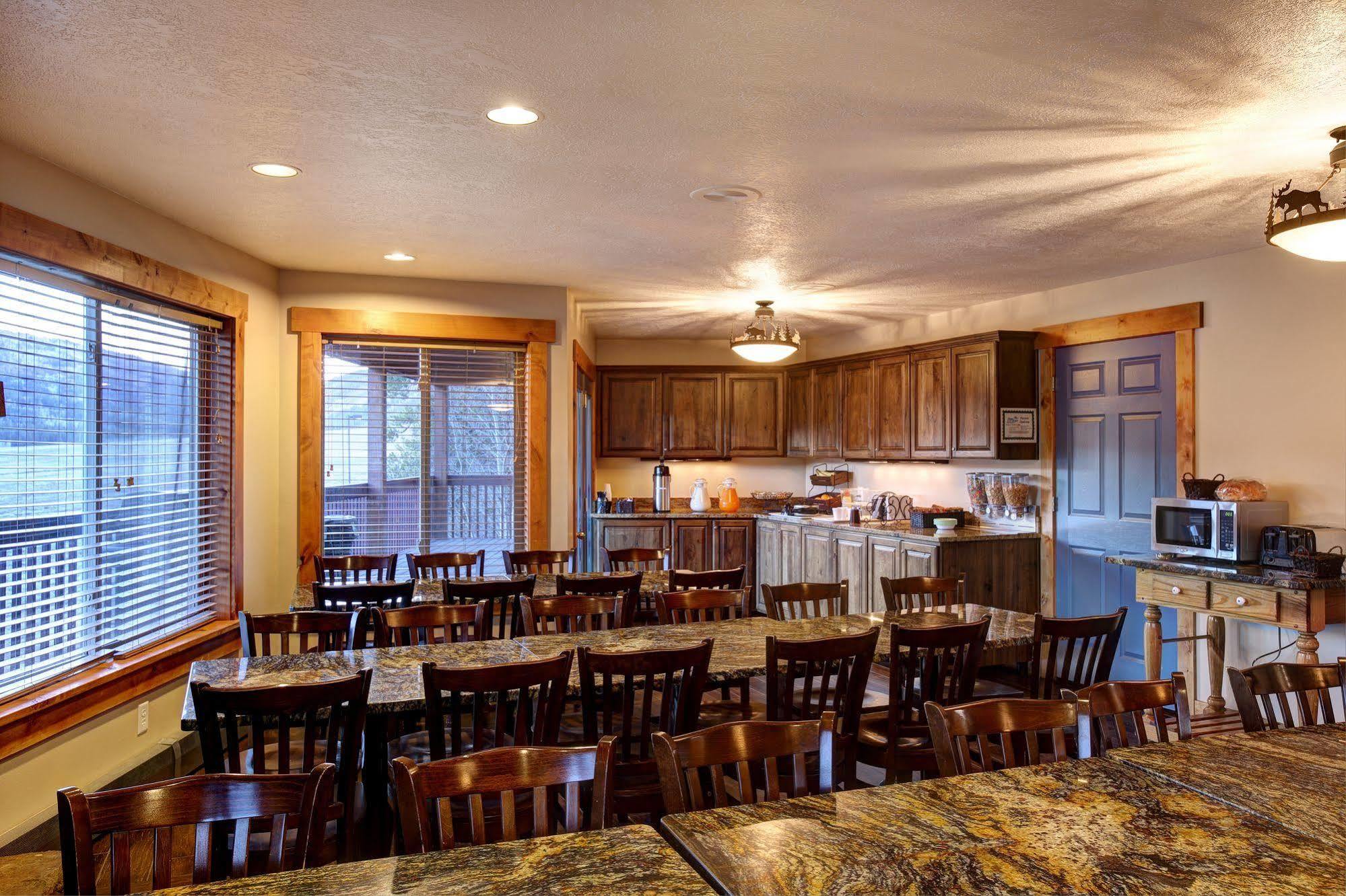 Beaver Creek Lodge Лоуган Екстериор снимка