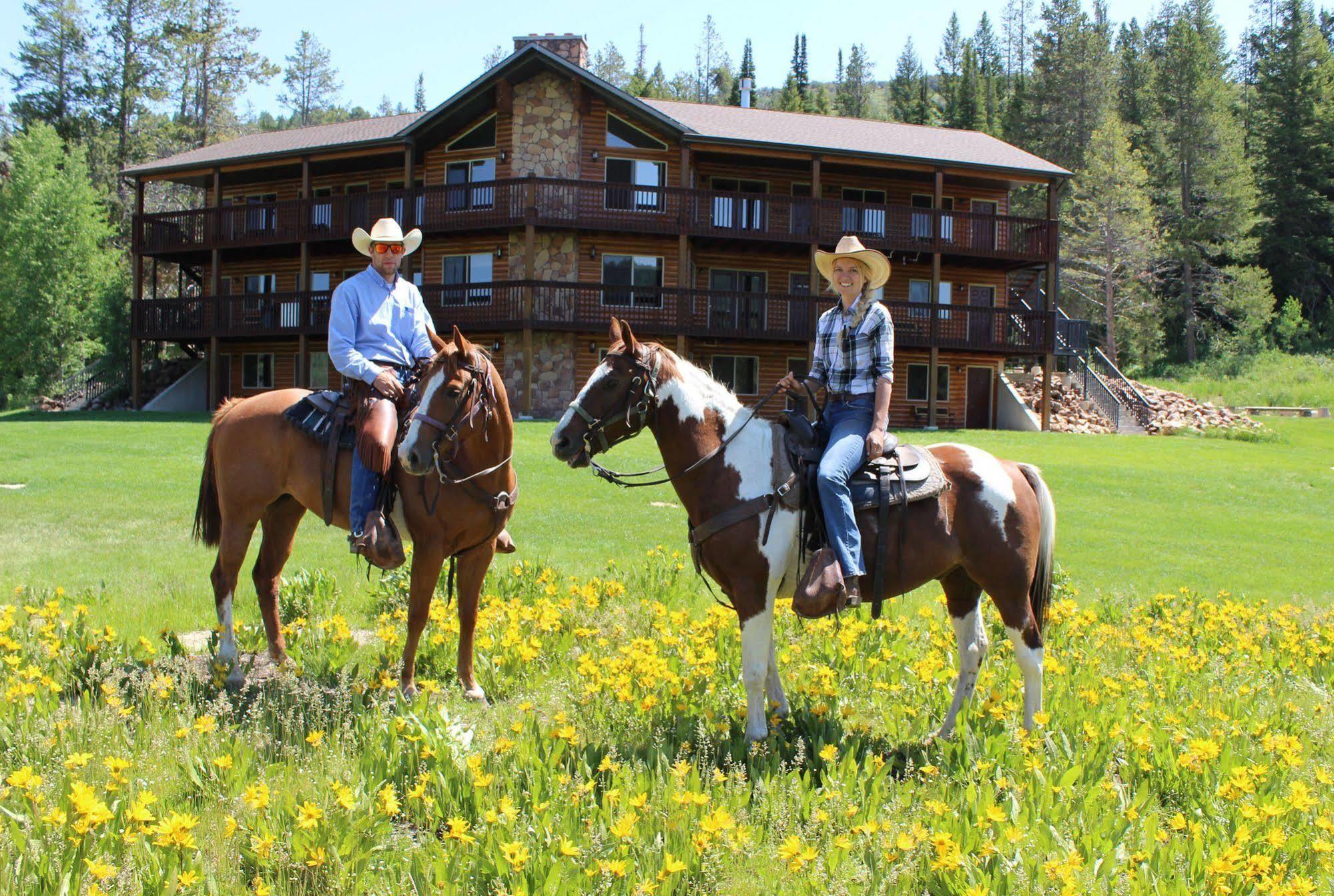 Beaver Creek Lodge Лоуган Екстериор снимка